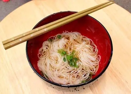 Soba, macarrão japonês preparado com trigo-sarraceno